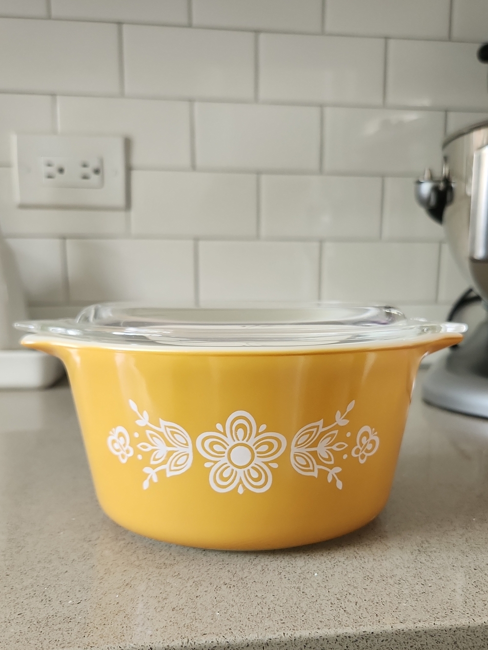 Vintage Pyrex Butterfly Gold 473-B 1 qt casserole dish with lid